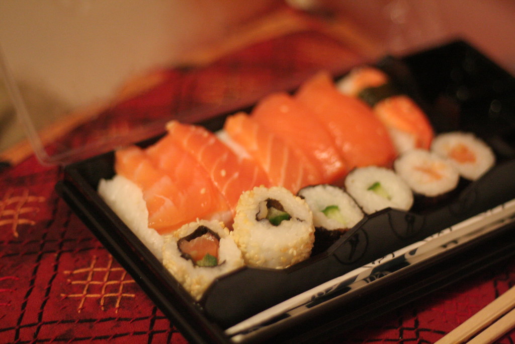 alt="Assortiment de sushis japonais traditionnels avec nigiri, maki et sashimi"