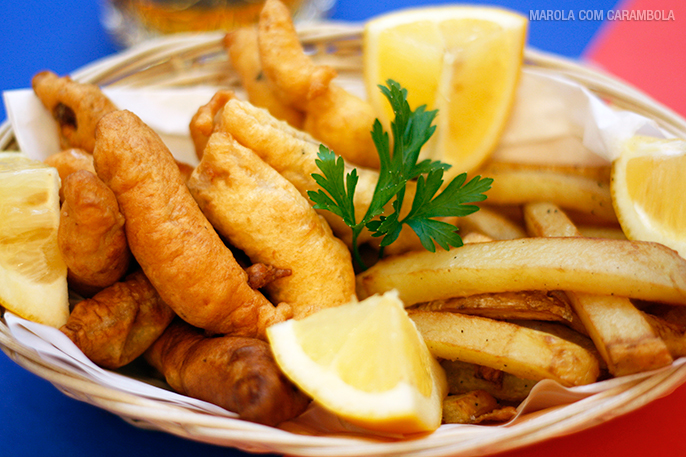 Assiette de Fish and Chips traditionnel anglais avec frites et petits pois