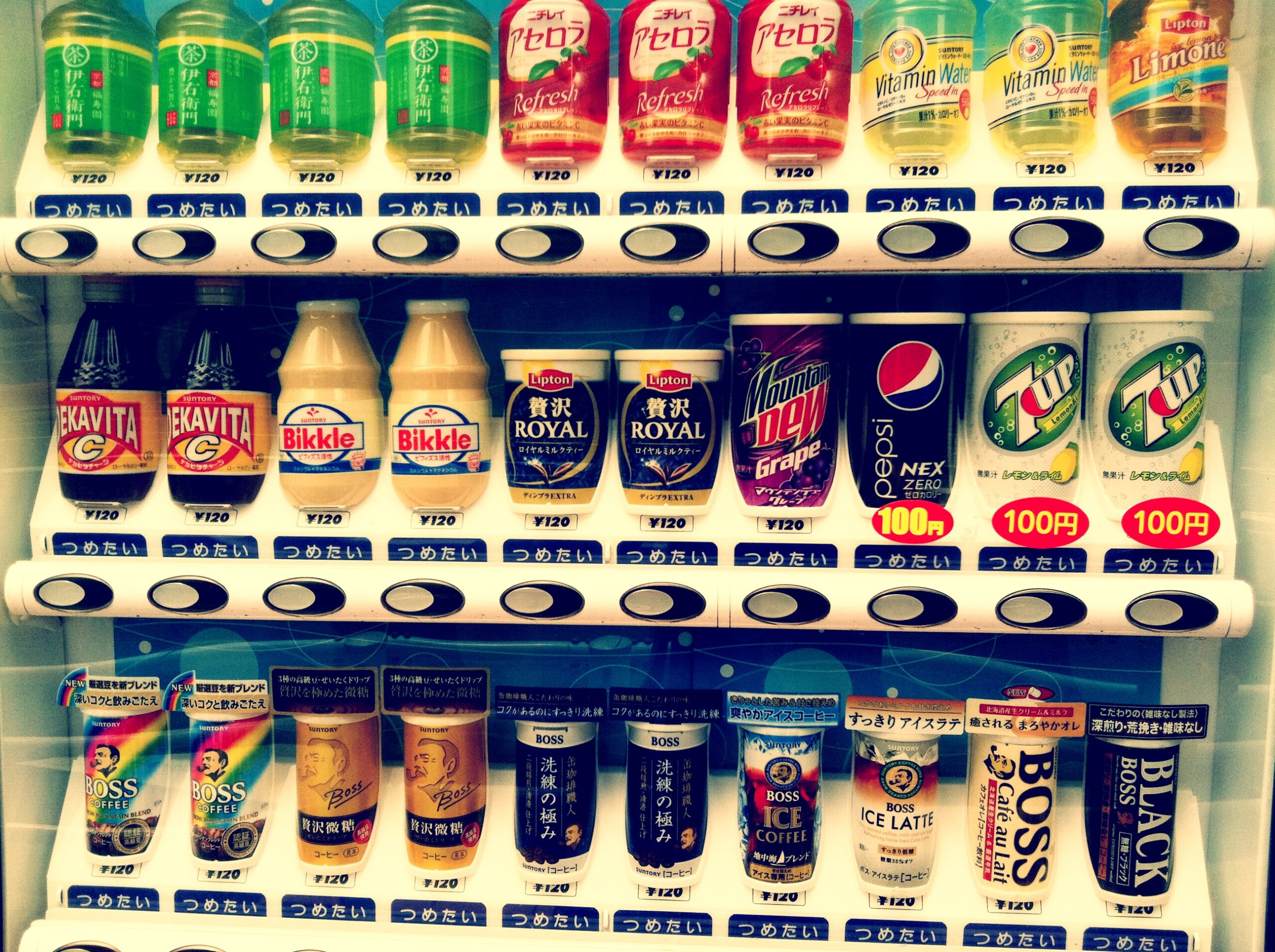 Une box contenant une sélection de boissons du monde, idéale pour découvrir de nouvelles saveurs.