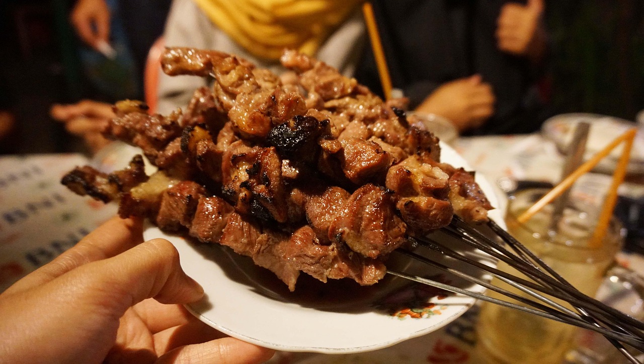 Satay indonésien servi dans une échoppe de rue à Jakarta
