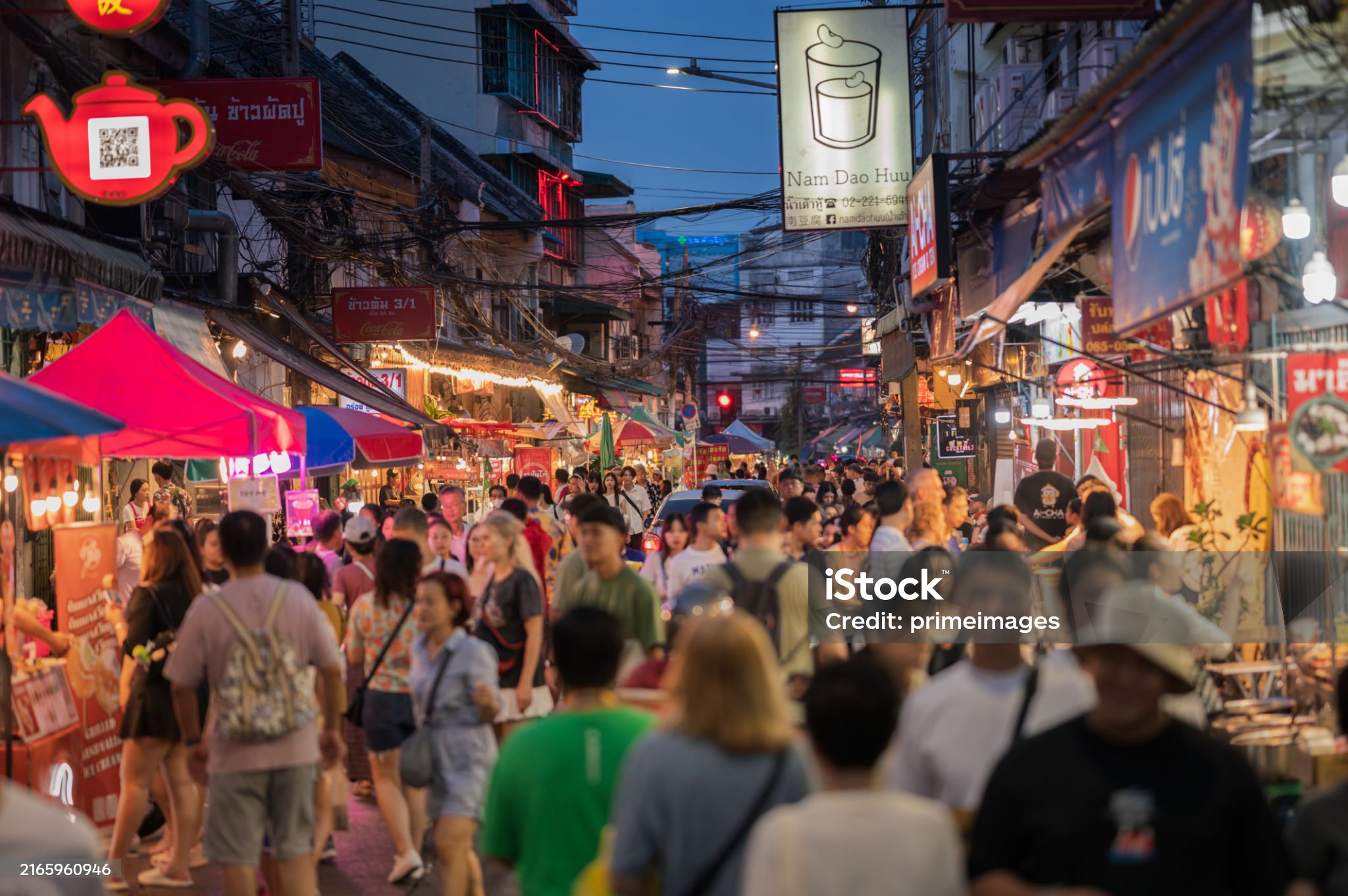 Marché de rue asiatique de nuit, étals de street food exotiques