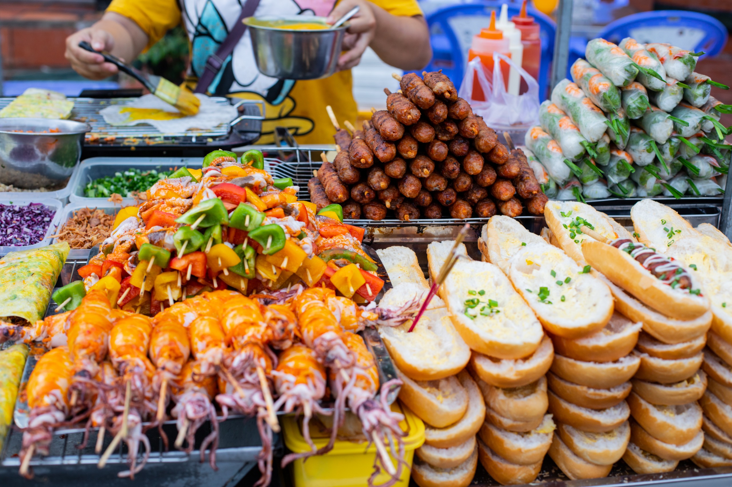 alt="Spécialité de street food vietnamienne : Bánh mì dans une rue animée"