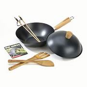 Ustensiles pour cuisiner la street food à la maison : wok, couteaux, brochettes, presse à tacos et plus encore.