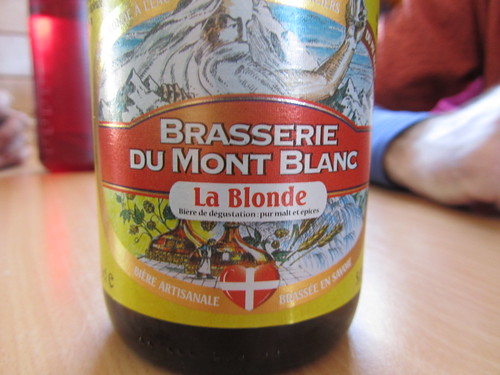 Verres de bières artisanales françaises sur table en bois, prêtes à accompagner un repas street food.
