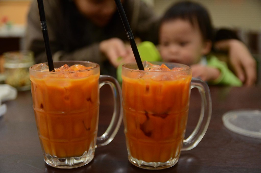 alt="Boissons thaïlandaises servies dans la rue à Bangkok"